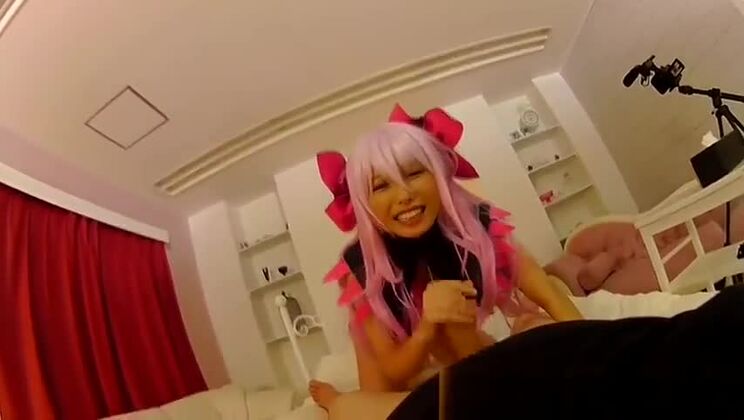 Wilde Prinzessin zeigt ihren nackten Körper