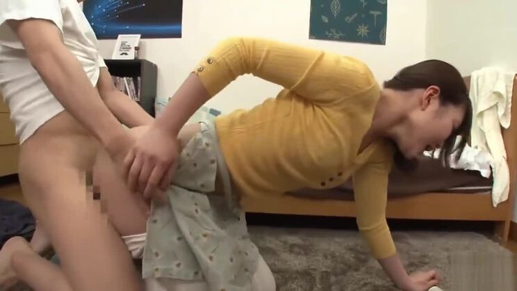 Stiefschwester hilft mit ihrem knackigen Po und ihren prallen Brüsten beim Putzen.