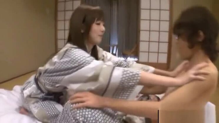 Asiatische Schönheit leckt den Körper eines Mannes