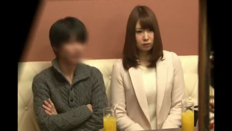 Eine japanische Ehefrau hat vor den Augen ihres Mannes Sex mit einem anderen Mann.