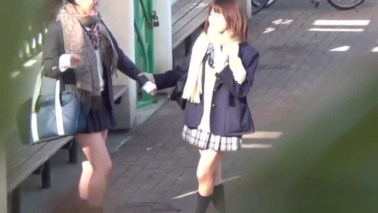 Schmutziger asiatischer Teenager pinkelt