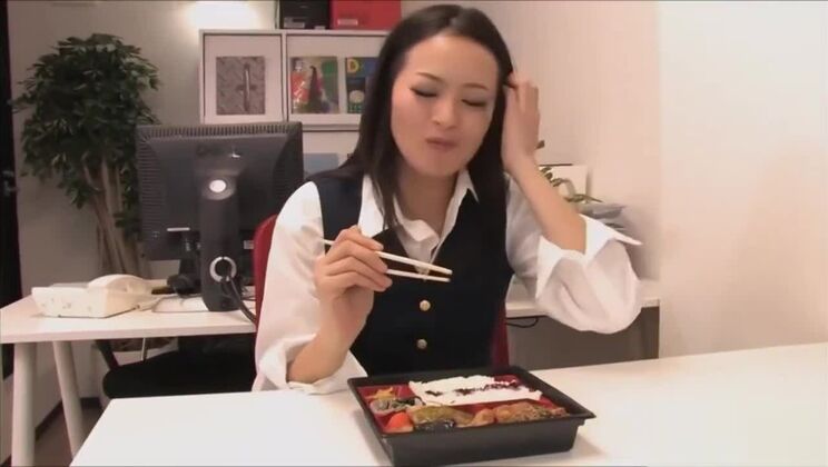 Japanische Büroangestellte lutscht Schwanz von Angestelltem Teil 1 Candidporn.com