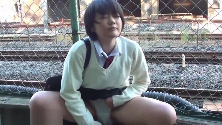 Uniformierte Asiatin spielt