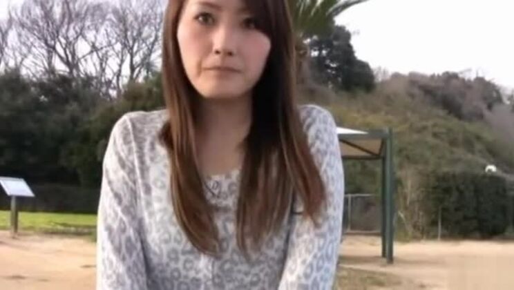 Hübsche und geile Braut in Strümpfen, die neckt und hart gefickt wird