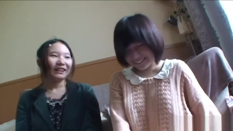 Asiatische Teenagerin befriedigt sich selbst