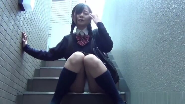 Teenagerinnen zeigen ihre Röcke