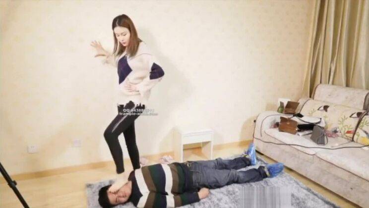 Chinesisches Trampeln und Treten ins Gesicht