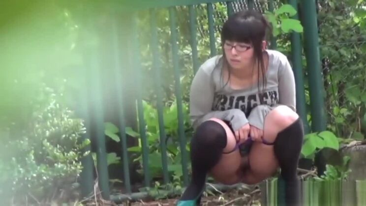 Japanische Frau beim Pinkeln erwischt