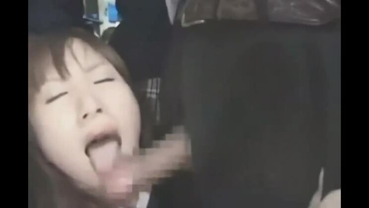 Öffentlicher Handjob im Bus und er ejakuliert auf einen Fahrgast!