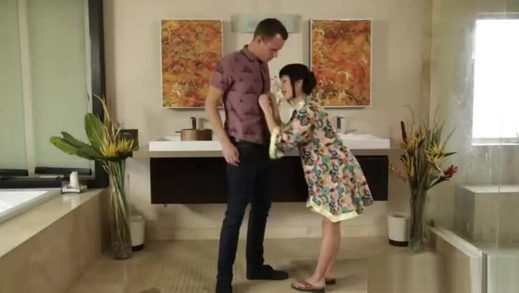 Justin Hunt vögelt die heiße japanische Masseurin Marica Hase