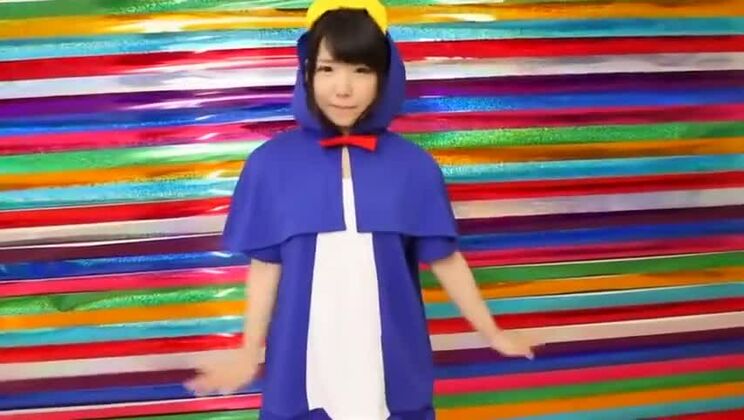 Eine wunderschöne Asiatin bittet um einen Gesichtsspritzer.