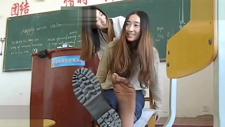 ASIATISCHE STRUMPFHOSEN-KITZELN