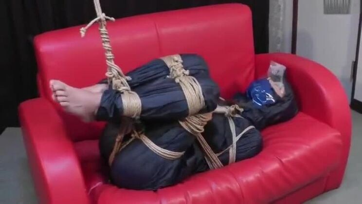 Asiatisches Mädchen in Regenkleidung gefesselt