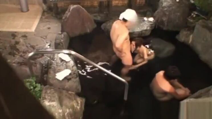 Die wunderschöne, vollbusige Julia lutscht Schwänze, Teil 4