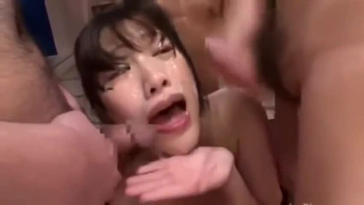 Japanisches Mädchen bekommt Bukkake 6