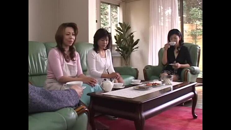 Exotische japanische Huren Maika Asai, Noriko Enomoto und Yumi Kazama in einem geilen Fingering-Clip mit großen Titten (JAV).