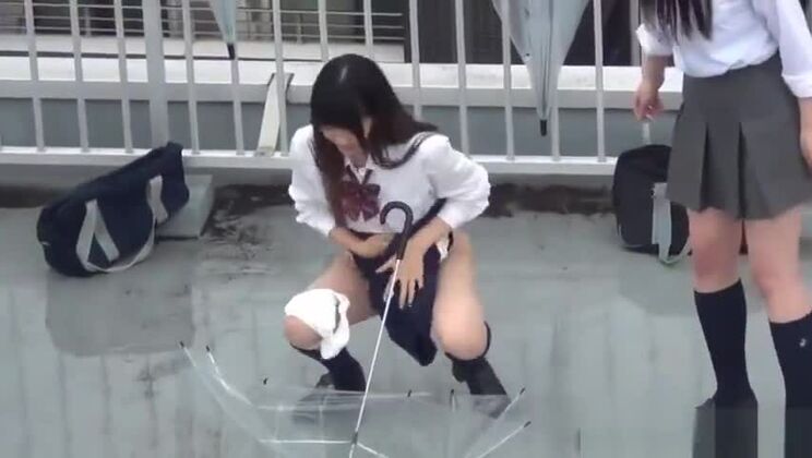 Japanischer Teenager pinkelt im Park