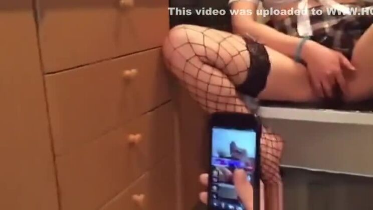 Zwei süße japanische Mädchen wollen einen Dreier haben