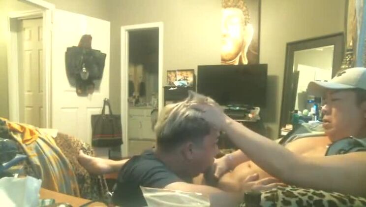 Ein pummeliger vietnamesischer Junge wollte an meinem Schwanz würgen – ich habe seinen fetten Arsch ein bisschen gefickt :)