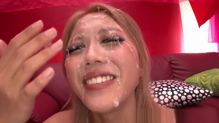 Arisa Takimoto, heiße asiatische Blondine in einer Bukkake-Pornoszene