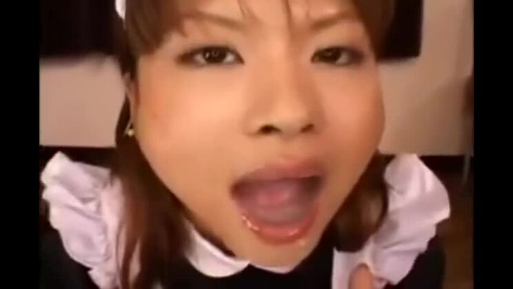 Japanisches Dienstmädchen schlürft es