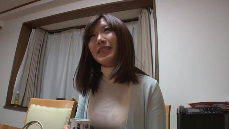Die heiße MILF Saki Mizumi ist eine geile Hausfrau.