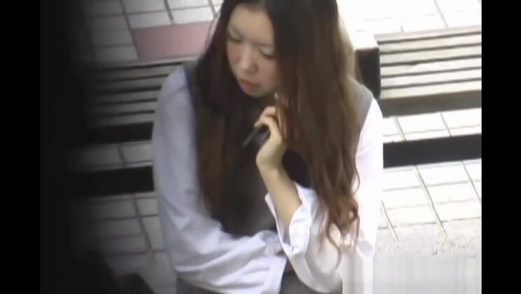 Japanischer Teenager spritzt Urin