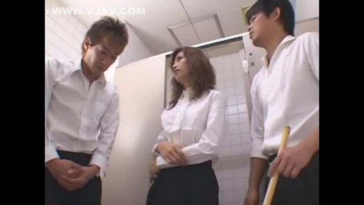 Die atemberaubende japanische Schlampe Anna Akizuki in der besten Dreier-JAV-Szene