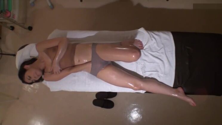 Ihre klatschnasse Muschi brennt wie Feuer, deshalb kommt sie.