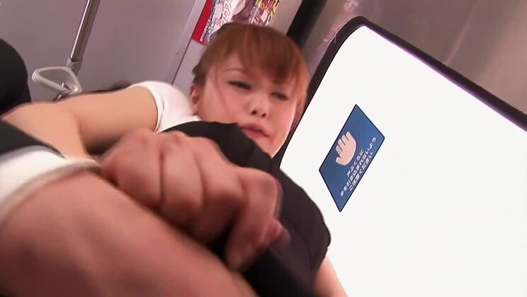 Verrücktes japanisches Mädchen beim heißesten Handjob, öffentliche JAV-Szene