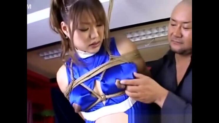 Asiatische Schwangere gefesselt und gemolken