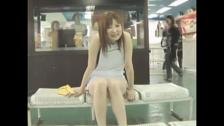 Geiles japanisches Model Runna Sakai in einem exotischen JAV-Film mit großen Brüsten und Gesichtsspritzer.