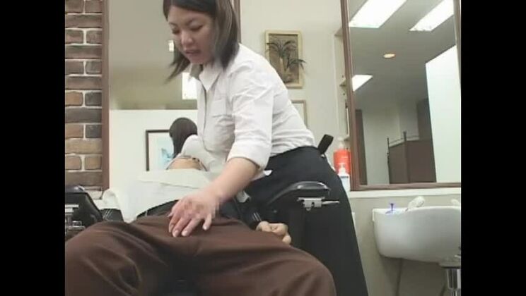 Unglaubliche japanische Schlampe in einem fabelhaften Blowjob, kleine Titten JAV-Clip