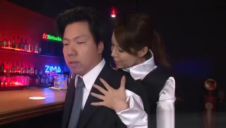 Enge Asiatin befriedigt sich selbst