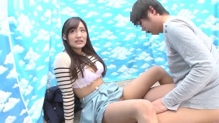 Süße Japanerin lässt sich für Geld von einer Jungfrau vögeln.