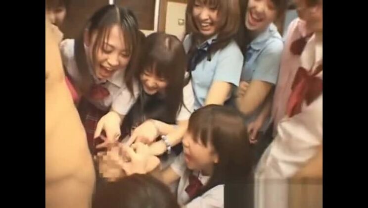 Japanisches AV-Model und andere Mädchen gefickt