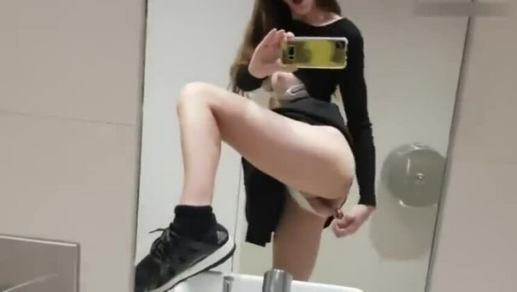 Musterung IN EINER ÖFFENTLICHEN TOILETTE