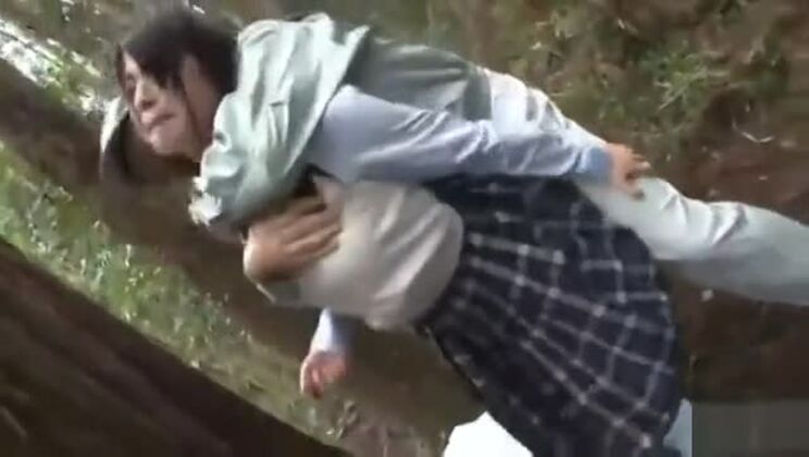 Blonde Teenagerin in Schuluniform spielt draußen mit zwei Schwänzen