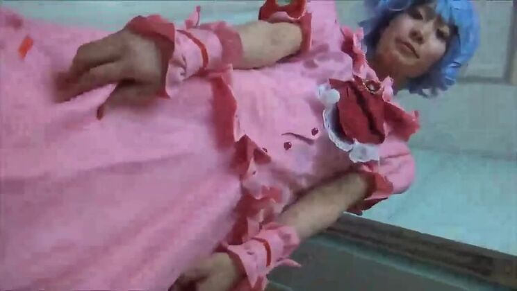Cosplay Remilia Scarlet zeigt ihre Höschen