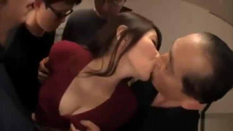 Heißer asiatischer Dreier und Gruppensex-Spaß