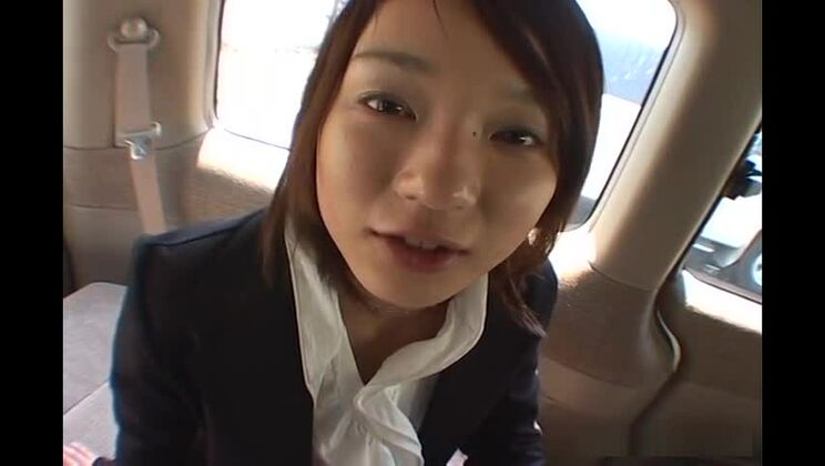 Ai Tohno steigt in ein Auto und hat heftigen Sex.