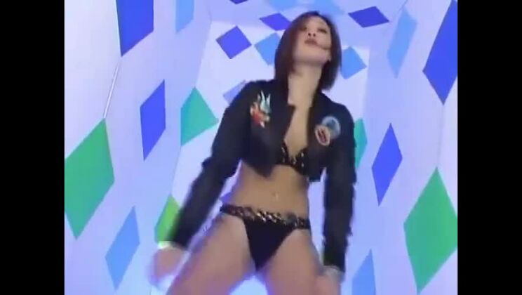 Sexy Asiatin zieht sich zu Techno aus