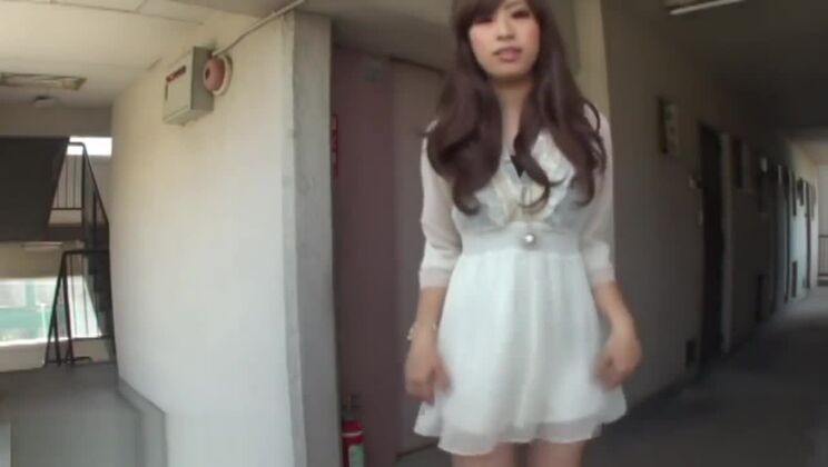 Asiate pinkelt in den Abfluss