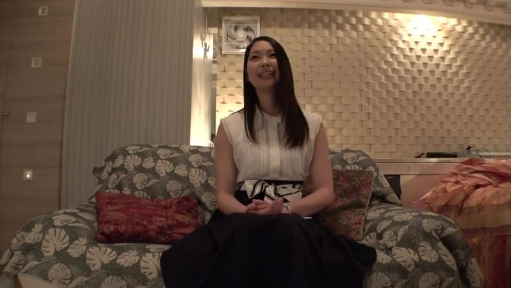 Eine wunderschöne Frau, die bei einer tadelnden Liebkosung seufzt.