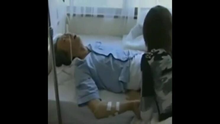 Frauen betrügen ihren im Krankenhaus liegenden Ehemann