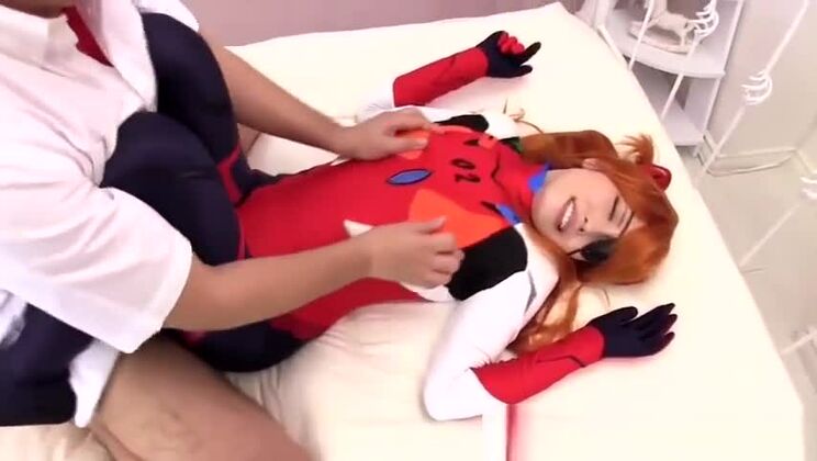 Heißes asiatisches Mädchen lässt sich von geilem Typen den Hintern betatschen