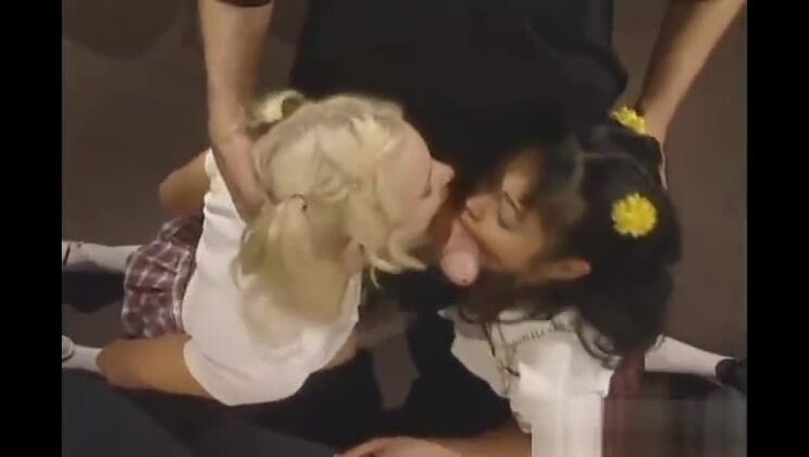 Asiatische Schlampe lutscht Schwanz im Dreier Teil 2