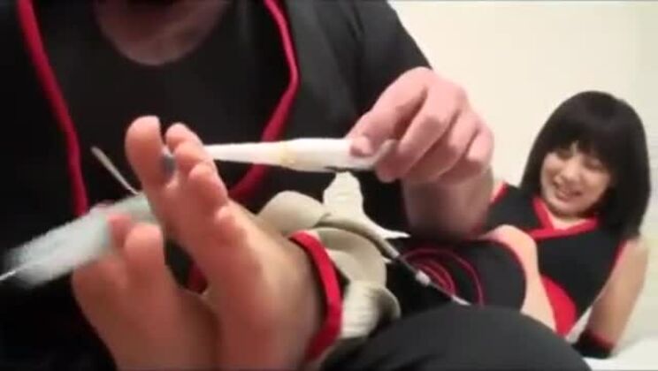 Verrücktes japanisches Kitzelmädchen