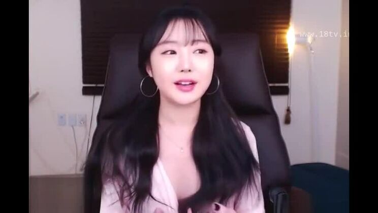 Koreanische Schönheit spielt mit ihren großen Brüsten.