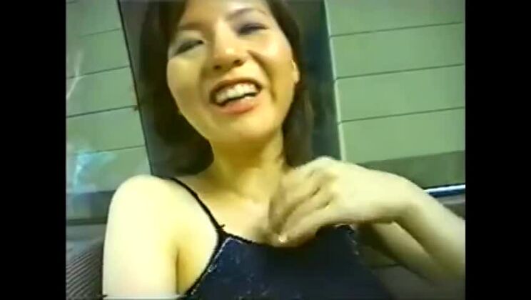 Japanisches Mädchen zieht sich auf der Straße aus